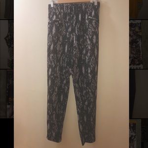 Patterned athletic leggings